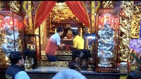 ▲掀開布幔，終於看到白沙屯媽祖聖容。（圖／翻攝自白沙屯拱天宮直播畫面）