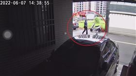 新／台中男持槍搶劫　警網全力圍捕中（圖／翻攝畫面）