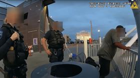 遊民湖中溺斃　3員警見死不救遭停職
圖為美國員警與遊民比金斯（右1）談話。（圖取自Tempe11Video YouTube頻道網頁youtube.com）