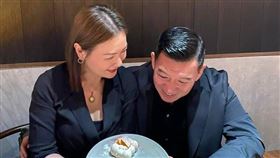 港星杜汶澤與妻田蕊妮甜蜜同框，慶祝兩人結婚17周年。（圖／翻攝自臉書）