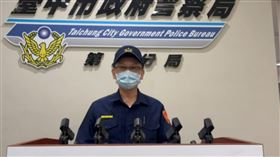 第五警分局督察組組長許正懋，水湳派出所，值勤躲警車滑手機，申誡 (圖／翻攝畫面)