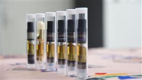 萬華警方收網破獲北投區販售電子煙集團逮捕5人、並起獲毒品大麻油、K他命及改造手槍。 翻攝畫面