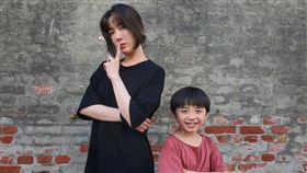 王宥謙在臉書分享拍攝《村裡來了個暴走女外科》的花絮照。（圖／翻攝自王宥謙臉書）