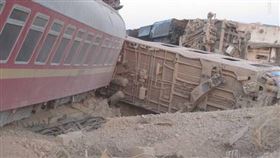 伊朗火車翻覆（圖／翻攝自《@MostafaMe4》Twitter）