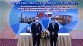 吳釗燮頒發「睦誼外交獎章」給斯洛伐克國會友台小組主席歐舒斯基（圖／翻攝自外交部YT）