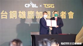 ▲台鋼雄鷹加盟記者會，中職會長蔡其昌、台鋼集團會長謝裕民簽約。（圖／記者劉彥池攝影）