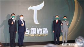 ▲台鋼雄鷹加盟記者會，球隊LOGO曝光。（圖／記者劉彥池攝影）