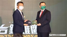 ▲台鋼雄鷹加盟記者會，蔡其昌、謝裕民交換球帽。（圖／記者劉彥池攝影）