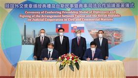 台灣與斯洛伐克簽署「民事暨商事司法合作協議」（圖／外交部提供）