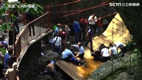 墨西哥吊橋完工秒斷　25人摔落溪谷(圖/CNN授權)