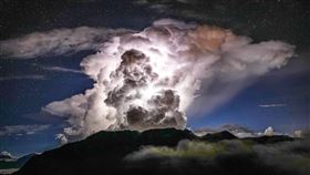 合歡山，罕見，雷雨胞奇景，銀河(圖／曾進發提供)