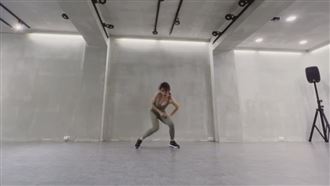 郭書瑤跳東京甩尾　狂晃車頭燈辣翻