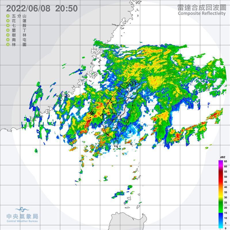 中央氣象局今(8)日20時35分發布「17縣市」大雨特報。(圖/翻攝自氣象局)