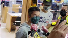 超馬好手林義傑喊冤，且直指遭到查水表。開設的真相智財公司，被控違法包攬訴訟被搜索，檢方諭令林義傑20萬元交保。（圖／記者楊佩琪攝）