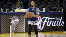 ▲勇士賽前發現籃框過高。（圖／美聯社／達志影像）