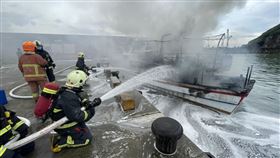新北市,金山,磺港漁港,火燒船,起火,