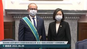 總統蔡英文今（9）日於總統府接見法國參議院外交暨國防委員會副主席、友台小組副主席葛里歐跨黨派國會議員訪團。（圖／翻攝臉書直播)