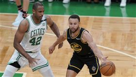 ▲柯瑞（Stephen Curry）在比賽過程中數度差點受傷。（圖／美聯社／達志影像）