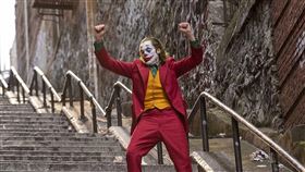 瓦昆菲尼克斯詮釋經典反派小丑美國男星瓦昆．菲尼克斯（Joaquin Phoenix）在新片「小丑」（Joker）中，飾演英雄漫畫「蝙蝠俠」中著名瘋狂反派小丑，電影中一段又高又長的樓梯，也是全片最關鍵的場景。（華納兄弟提供）中央社記者洪健倫傳真 108年9月24日