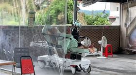 南投竹山秀傳醫院，專責病房缺，醫護人力缺，停車棚當臨時確診病床，露天病床，(圖／翻攝畫面)