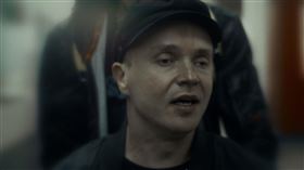 【不看鐵達尼號的男人】劇照-演員佩特里波科萊寧(如圖)本身罹患與片中角色相同的疾病「多發性硬化症」，被迫中斷演藝工作