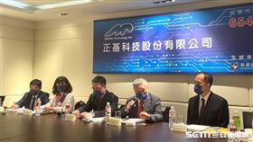 正基董事長陳明哲(右二)、總經理游俊賢(左三)。（圖／記者戴玉翔攝影）