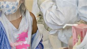 孩童接種疫苗  增加自身保護力高雄市鳳山區一間社區醫院8日下午持續進行兒童輝瑞疫苗接種作業，孩童戴著口罩與防護面罩前往施打疫苗，盼透過疫苗增加自身保護力。中央社記者董俊志攝  111年6月8日