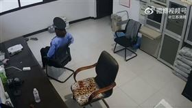 中國一家公司竟用假人在消防控制室值勤。（圖／翻攝自江蘇消防微博）