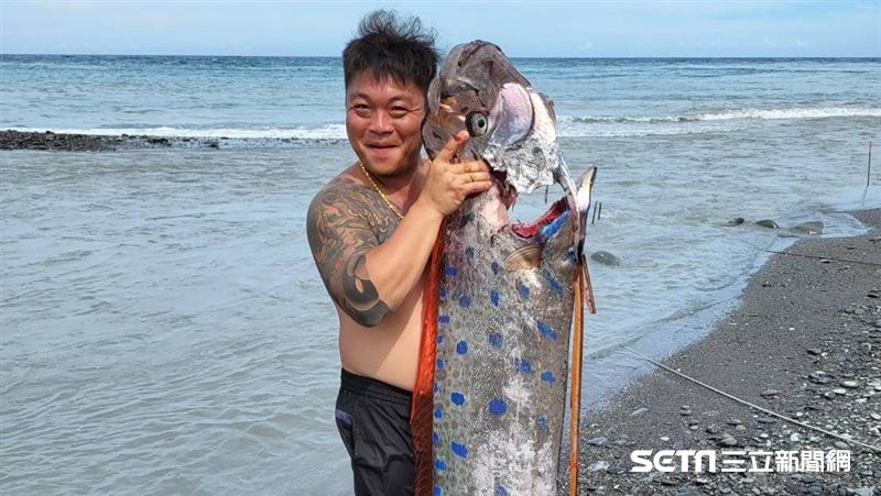 台東男「釣」到地震魚　驚人體型曝光