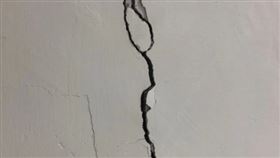 簽約才發現…牆壁冒「超長黑縫」！網一看位置急勸：快逃（圖／翻翻攝自Dcard）