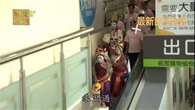 ▲拱吉堂什家將進入大賣場探宅。（圖／寶島神很大）