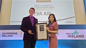 ▲全球知名航空乘客體驗協會APEX 於6月8日在愛爾蘭都柏林舉行頒獎典禮，長榮航空獲得「東亞最佳航空」和 「全球最佳客艙服務」，並得到協會認證「全球五星航空公司」等三大獎項，由長榮航空英國分公司總主任吳幸錦(右)出席領獎。（圖／長榮航空提供）