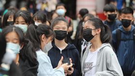 考生開心完成國中會考（3）國中教育會考22日進入第二天，西松高中考場應試的考生結束最後一科測驗後，與同學滿面笑容地離開考場。中央社記者裴禛攝  111年5月22日