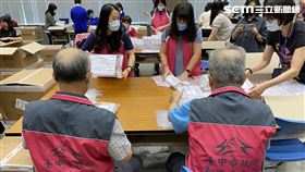 台中市府開放惠中樓會議室讓媒體拍攝快篩劑分裝作業，重申沒有員工加班情況。（圖／翻攝畫面）