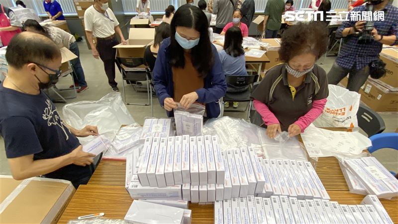 快篩貼貼紙惹議　中市府：員工沒加班