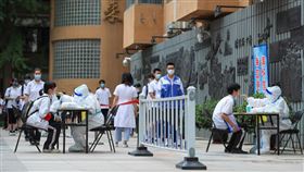 中國官方通報，9日新增151例確診，其中本土新增73例並浮現疫情復燃跡象。圖為7日北京高考結束後學生接受核酸檢測。（圖／中新社）