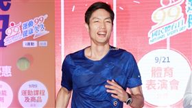 台灣羽球一哥周天成與國民女神安心亞共同擔任本年度的國民體育日代言人，兩人用鍋蓋PK羽球。（記者邱榮吉/攝影）