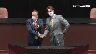 斯洛伐克鮮肉議員訪台！女立委搶合照