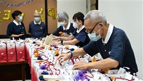 ▲慈濟基金會師兄姊們細心分裝安心祝福禮，送愛移民署，加油打氣，補充元氣。（圖／移民署提供）