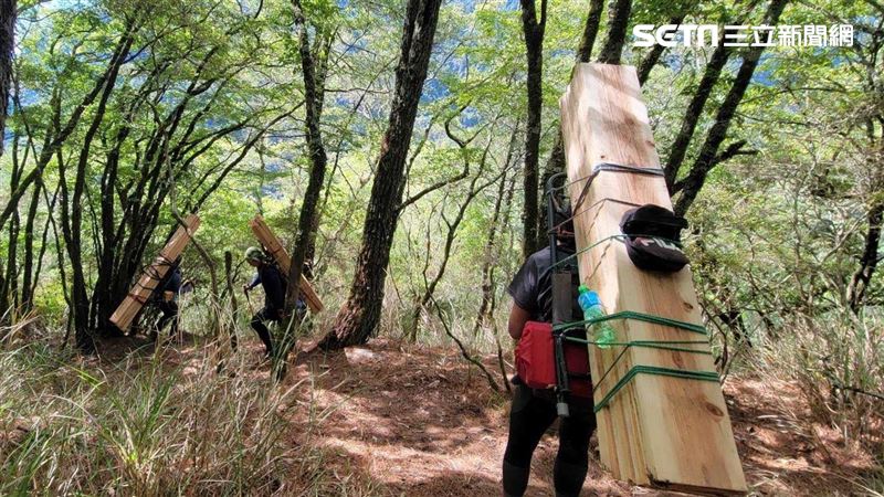 無名英雄戰四辣山　扛18噸建材造屋