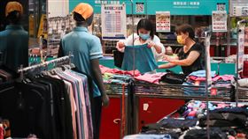 5月CPI年漲3.39%續創逾9年半最大漲幅（2）主計總處7日公布5月消費者物價上漲率為3.39%，續創逾9年半的最大漲幅，國內通膨壓力依舊居高不下。圖為台北車站地下街商圈，民眾逛街選購服飾。中央社記者王騰毅攝  111年6月7日