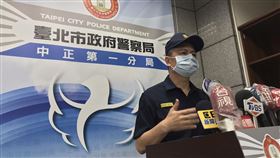 偵查隊長酒後行為失當  北市中正一分局報請停職台北市警察局中正一分局4日晚間召開記者會，分局長陳明志（圖）表示，陳姓偵查隊長5月底值日期間，飲酒後行為失當，引發影響警譽事件，經當事人投訴，分局主動介入偵辦，案件已移送台北地檢署偵辦，也報請市警局將陳姓偵查隊長停職及調整非主管職務。中央社記者劉建邦攝  111年6月4日