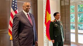 香格里拉對話登場  美越防長場邊會「香格里拉對話」10日在新加坡登場，美國國防部長奧斯汀（左）在場邊舉行多場會議，包括與越南國防部長潘文江（右）的雙邊會。中央社記者侯姿瑩新加坡攝  111年6月10日