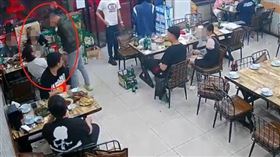 中國河北省唐山市今（10）晨發生惡劣傷害事件，一名男子性騷擾一名女子遭拒後，夥同多名男子不斷痛毆當事人與勸架女子。監視畫面流到社群網路引發公憤後，警方才通報正在抓人。



圖/翻攝自網易視頻