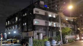 ▲高鐵桃園站2屍4命命案，兇手疑為李姓夫妻檔合夥人(紅圈)，殺人後將屍體塞進白色休旅車(紅圈)後車箱，棄屍在高鐵桃園站，帶著預先準備好的行李離開。（圖／翻攝畫面）