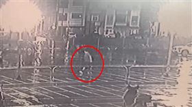 ▲高鐵桃園站2屍4命命案，兇手疑為李姓夫妻檔合夥人(紅圈)，殺人後將屍體塞進白色休旅車(紅圈)後車箱，棄屍在高鐵桃園站，帶著預先準備好的行李離開。（圖／翻攝畫面）