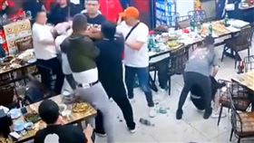 中國唐山男騷擾失敗揪友爆打2女！路人全冷血不救　中國官方震怒▲（圖／翻攝自微博）