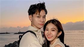 網紅情侶檔「眾量級CROWD」（圖／翻攝自眾量級臉書）