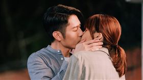    胡宇威、曾沛慈在《親愛的亞當》有了吻戲。（圖／八大提供）
