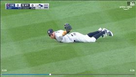 ▲賈吉（Aaron Judge）飛撲美技守下1分。（圖／翻攝自MLB推特）
